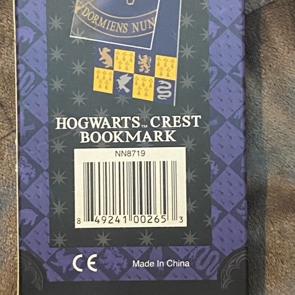 NIB Harry Potter Hogwarts Crest Bookmark from The Noble Collection - Picture 7 of 8